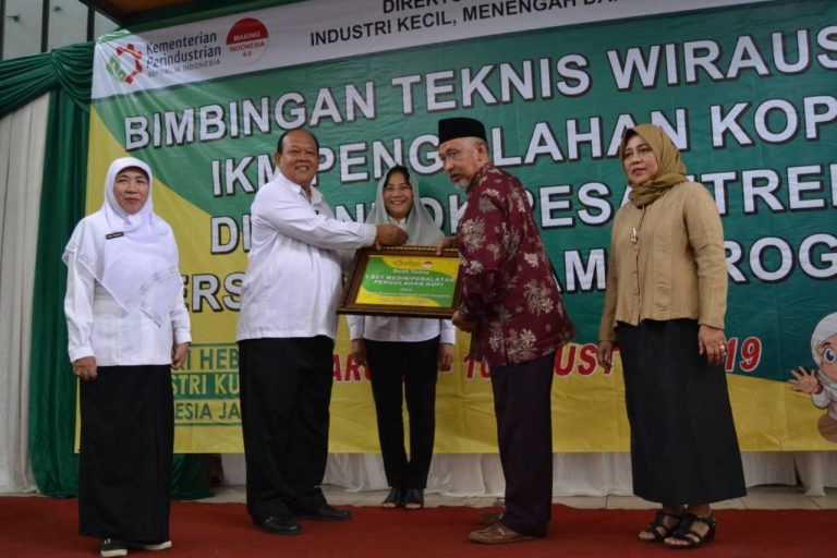 Pesantren Persis Tarogong Terima Bantuan Peralatan Pengolahan Kopi