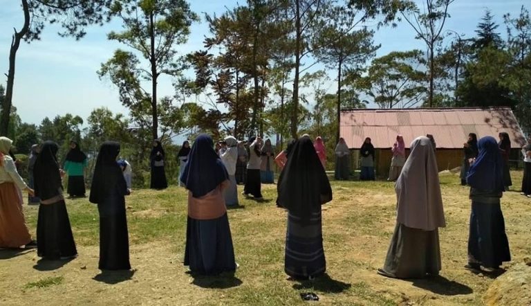 Tingkatkan Kekompakan, Santri Asrama Lakukan Outing Class