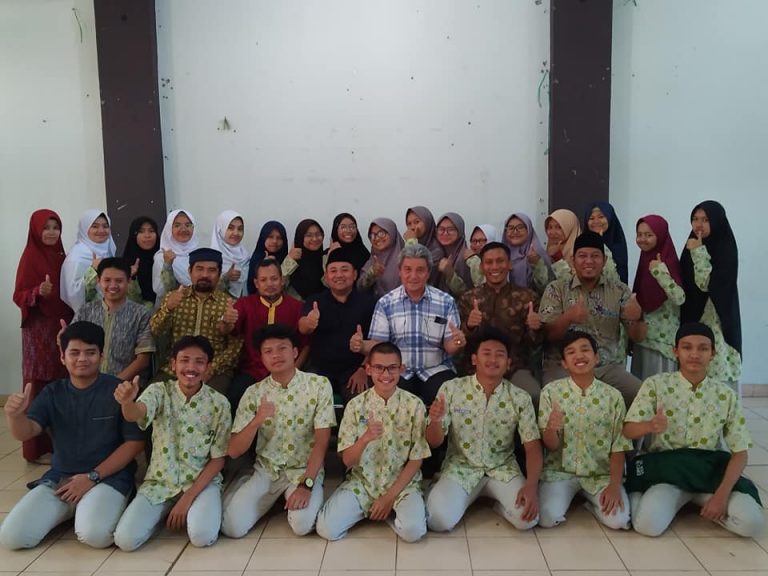 Pesantren Persis Tarogong Jalin Kerjasama Program Beasiswa Dengan Yayasan A & A Rachmat