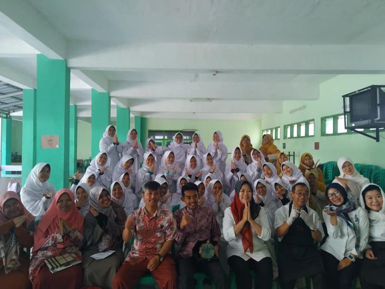 Santri Persis Tarogong Dilatih Memasak Oleh Dosen STP NHI Bandung