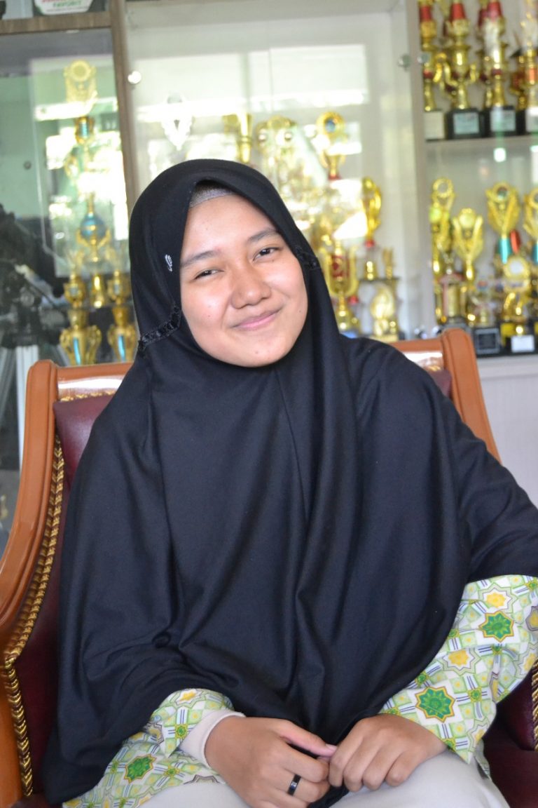Sedang Berpuisi Karya Kania Rahmawinata