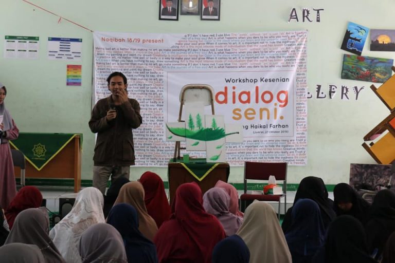 Tingkatkan Kreativitas, Santri Asrama Putri Ikuti Workshop Seni
