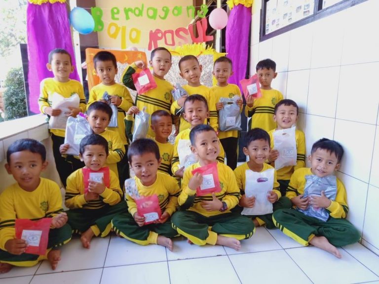 TK Persis Tarogong Kenalkan Cara Dagang Rasulullah Pada Anak