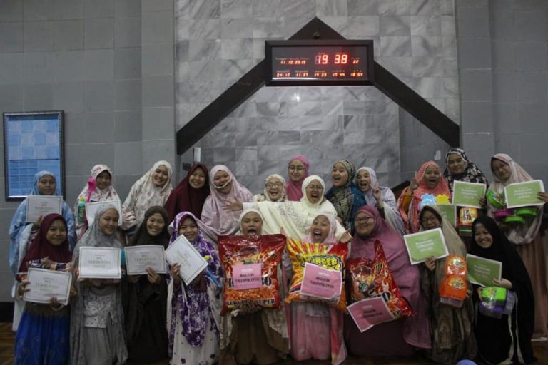 Asrama Putri Pesantren Persis Tarogong Berikan Penghargaan Santri Bersih