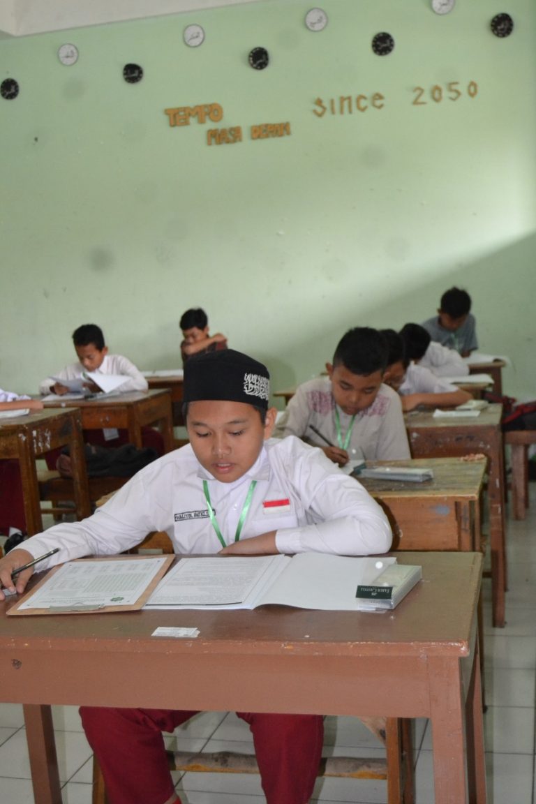 Calon Santri MTs Persis Tarogong Ikuti Seleksi Penerimaan