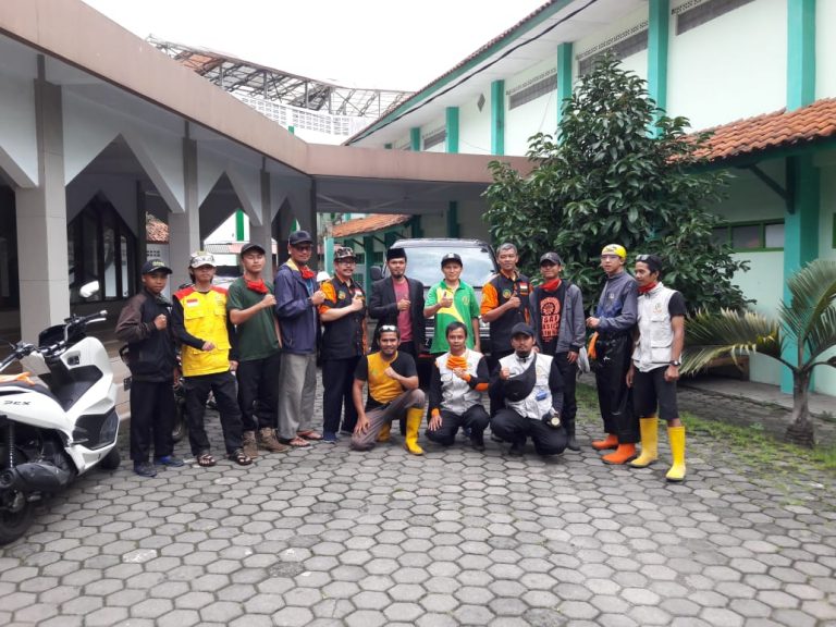 Pesantren Persis Tarogong Bekerjasama Tim Satgas Covid-19 Persis Garut Lakukan Penyemprotan Desinfektan