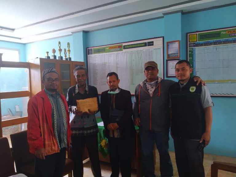 Pesantren Persis Tarogong Berikan Bantuan Pada Pesantren Persis Al Ittihad Cikajang