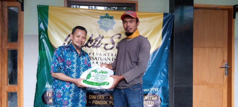 Peduli Dengan Berbagi; Pesantren Persis Tarogong Bagikan 1000 Paket Sembako