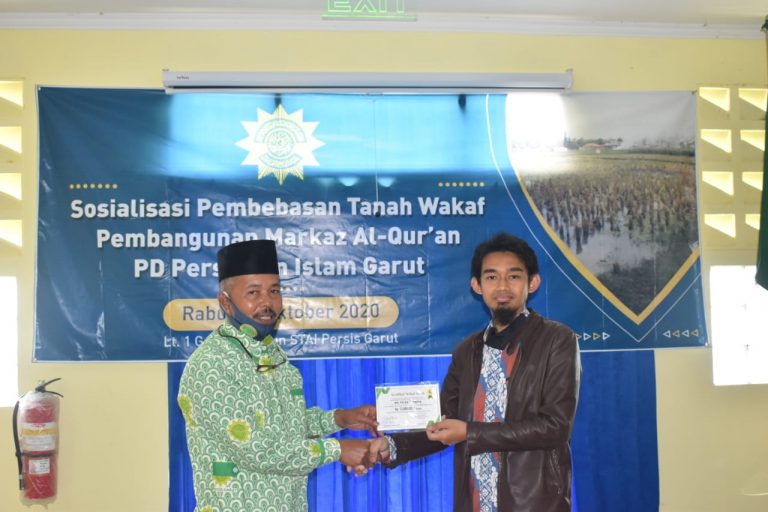 MTs & MA Persis Tarogong Sumbang Dana Wakaf Pembebasan Tanah Markaz Qur’an