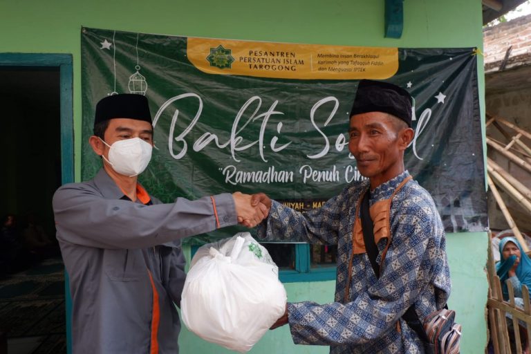 Pesantren Persis Tarogong Peduli dengan Berbagi 1300 Paket Sembako