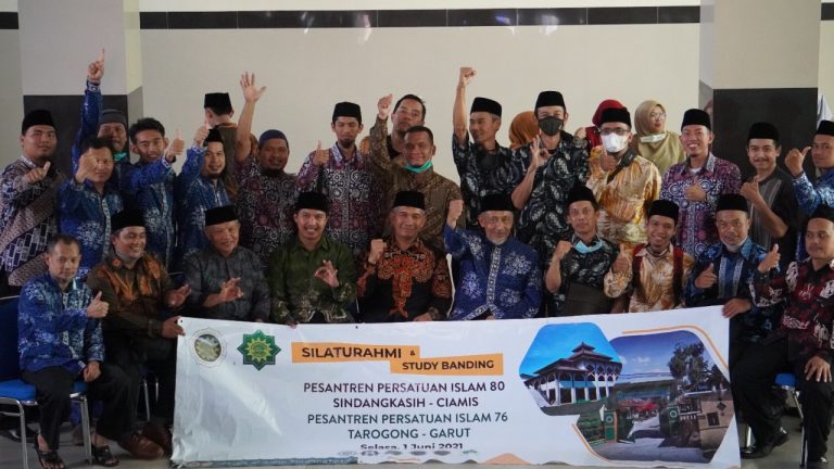 Pesantren Persis Tarogong Terima Studi Banding Pesantren Persis Sindangkasih Ciamis