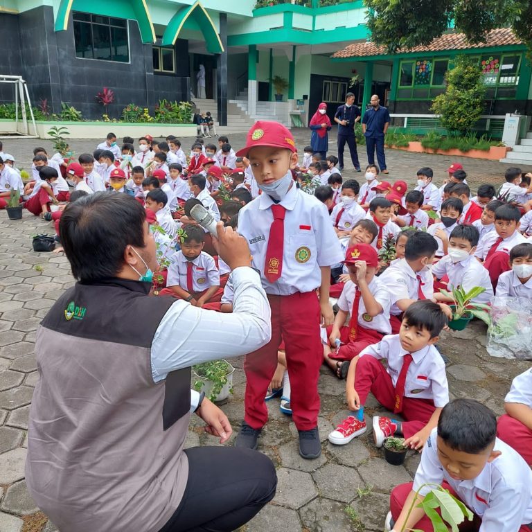 Tanamkan Cinta Lingkungan : SDIT Persis Tarogong Ajak Santri Donasi Pohon