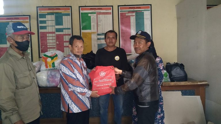 Peduli Sesama : Bidang Kesra Serahkan Bantuan Bagi Warga Korban Bencana