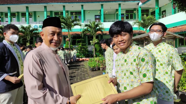 Santri Santri Terbaik Semester I TP 2021-2022 MA Persis Tarogong