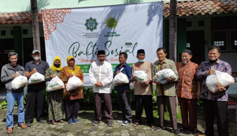 Berbagi di Bulan Suci : Pesantren Salurkan 1200 Paket Sembako Bagi Masyarakat