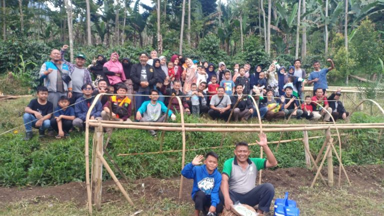 Warga Komplek Pesantren Rekreasi ke Kebun Kopi di Momen Idul Fitri