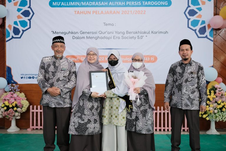Inilah Santri Santri Lulusan Terbaik TP 2021-2022 Peraih Penghargaan