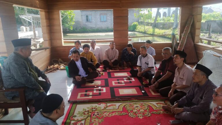 Jama’ah Ihyaul Islam Pesantren Persis Tarogong Silaturahmi pada Penulis Kitab Al Hidayah, KH. A Zakaria