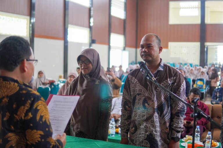 Iyus Susanto, M.Pd & Adah Mustahidah, M.Pd.I Resmi Dilantik sebagai Kepala Sekolah SDIT Persis Tarogong