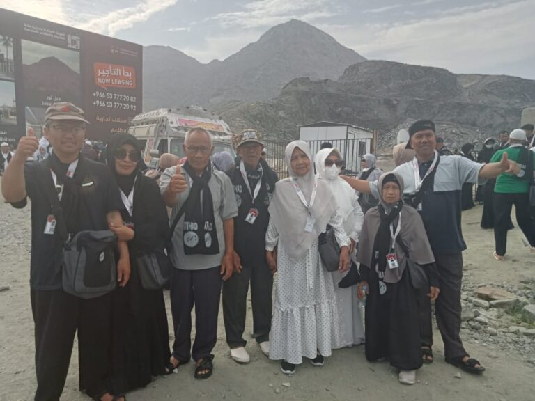 Pesantren Berangkatkan Umrah Tiga Asatidz