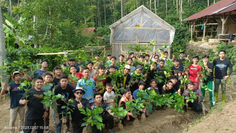 Santri Asrama Putra Lakukan Replanting Pohon Kopi