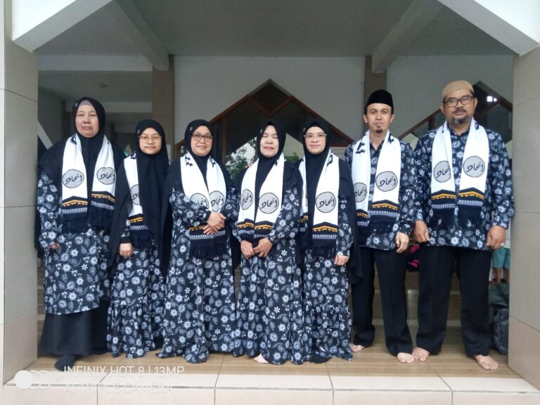 4 Asatidz dan 1 Santri Pesantren Persis Tarogong Diberangkatkan Umroh