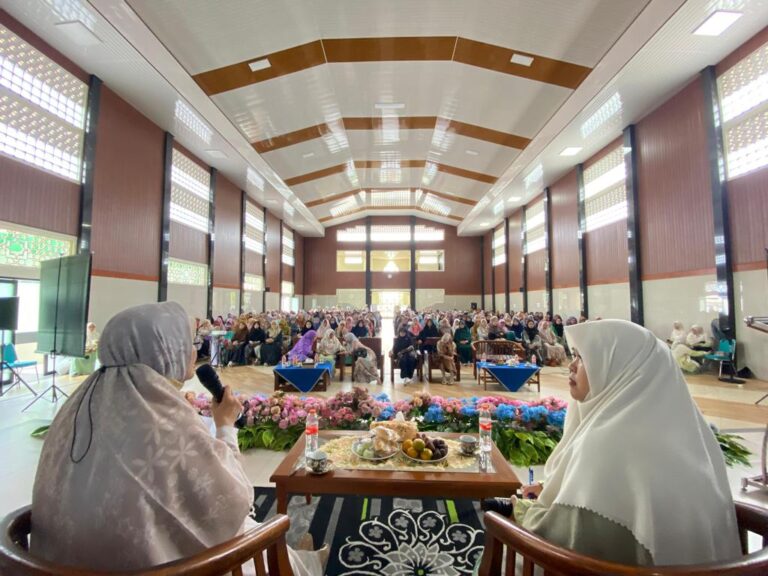Seminar Parenting SDIT Persis Tarogong 2 Hadirkan Teh Ninih Sebagai Pembicara