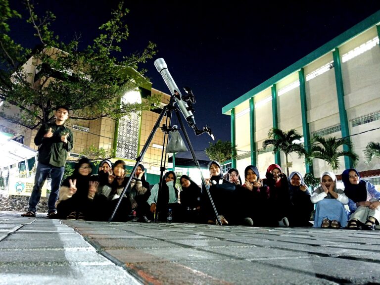 Malam Pengamatan Bulan Bersama Santri Pesantren Persis Tarogong