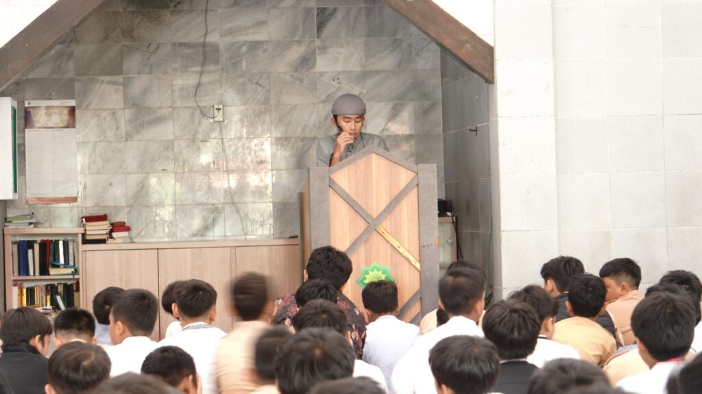 Harmoni Ibadah Jumat dan Pembinaan Karakter Santri