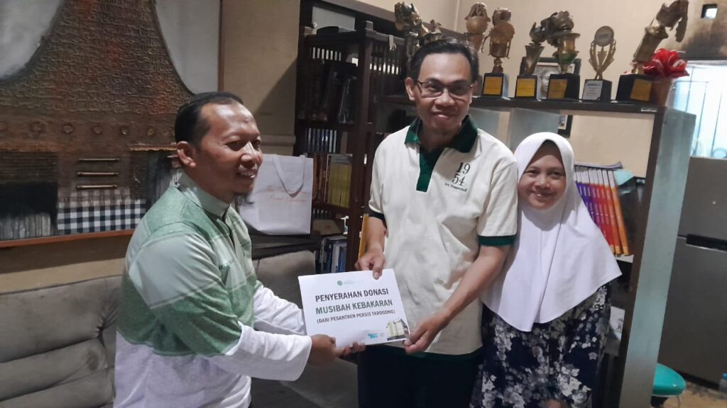 Pesantren Persis Tarogong Salurkan Donasi untuk Keluarga Santri Korban Kebakaran